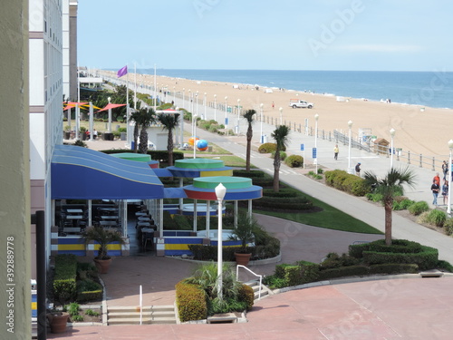 Vista de la Playa  el mar azul de la costa del  Pacifico y la zona peatonal desde el hotel de Virginia Beach  tomada el dia 06-05-2014