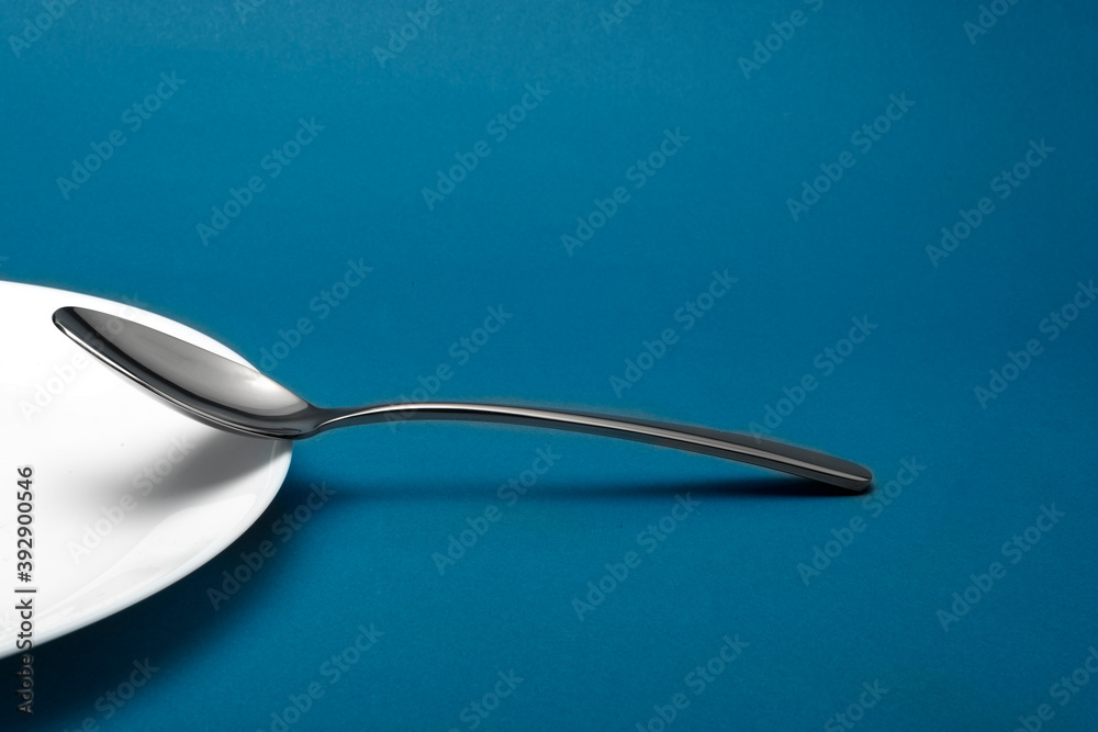 Löffel auf Teller Löffel auf Teller
