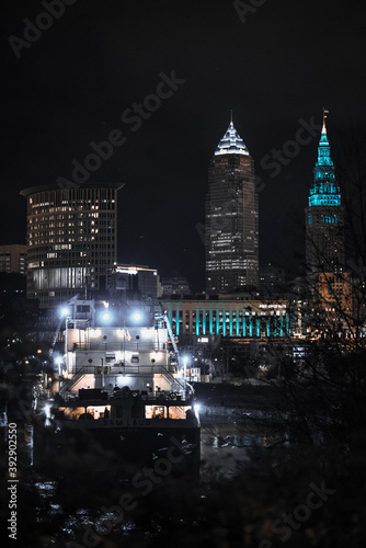 Canvas Print Cleveland ohio skyline at night with a ship on the cuyahoga river