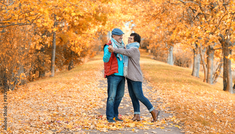 in den Herbst tanzen - Senioren in den Herbst tanzen - Senioren