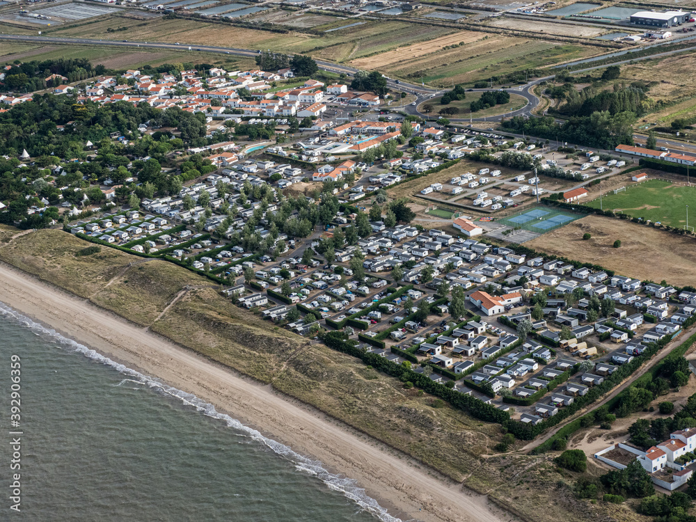 vue aérienne d'un camping sur la côte à Barbatre sur l'île de Noirmoutier en France vue aérienne d'un camping sur la côte à Barbatre sur l'île de Noirmoutier en France