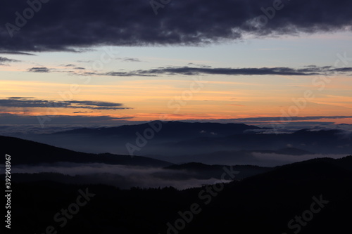 Wschód słońca na Mogielicy w Beskidzie Wyspowym, polskie góry