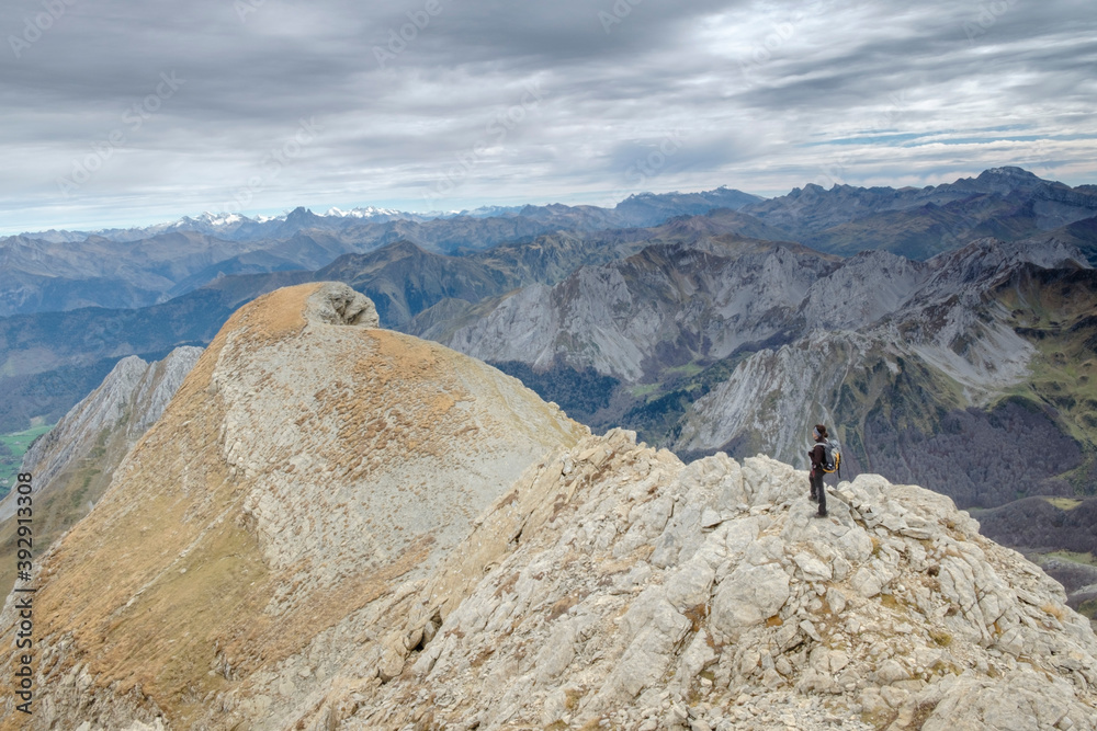 escursionistas ascendiendo el collado hacia el pico Mesa de los Tres Reyes, Parque natural de los Valles Occidentales, Huesca, cordillera de los pirineos, Spain, Europe