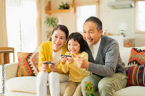 ゲームを楽しむ祖父母と孫