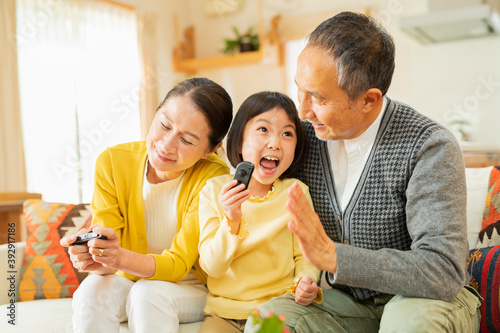 ゲームを楽しむ祖父母と孫