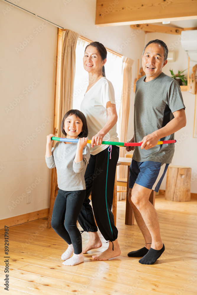 Fototapeta premium 自宅で運動する祖父母と孫