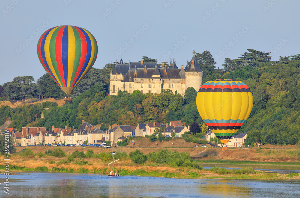 Φωτογραφία Hot Air balloons near the castle of Chaumont-sur-Loire, Loire valley, France