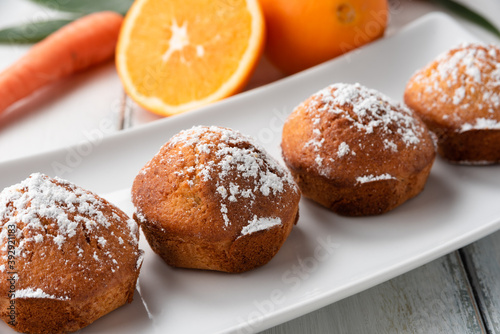 Muffins fatti in casa con carote e arance photo
