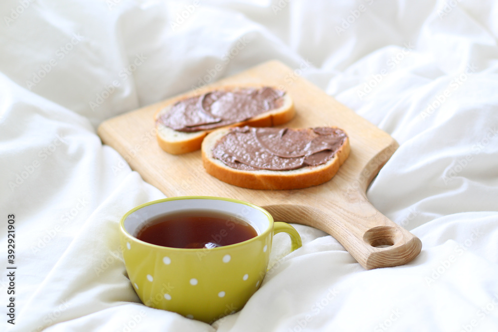 tea in a green mug and nutella bread