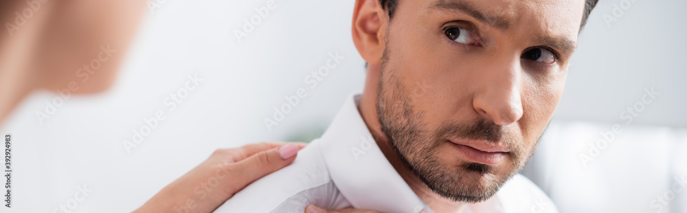 Obraz premium Bearded adult man with hand on shoulder looking at woman on blurred foreground, banner