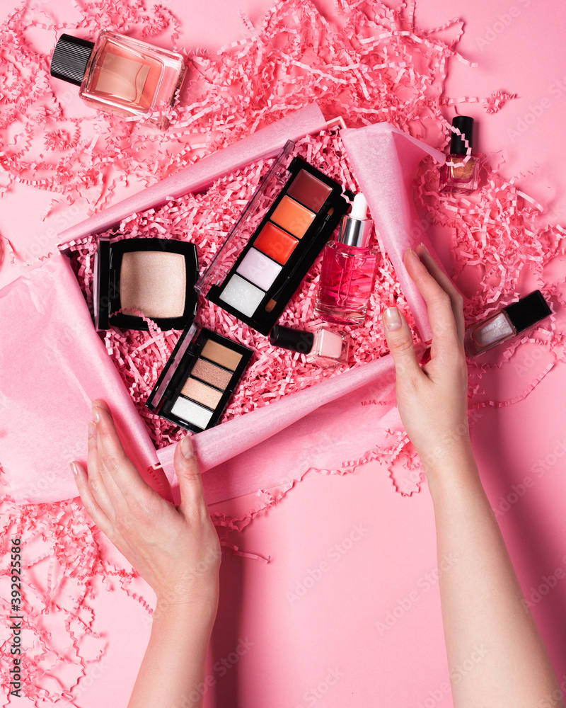 udsagnsord teleskop værksted Beauty box with makeup cosmetics filled with shredded pink paper packing  material. Delivery of fragile object. Background and copy space Stock-foto  | Adobe Stock