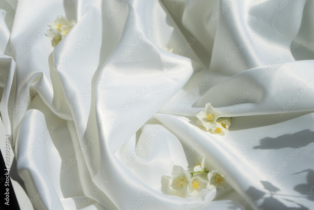 Obraz premium White silk fabric and flowers