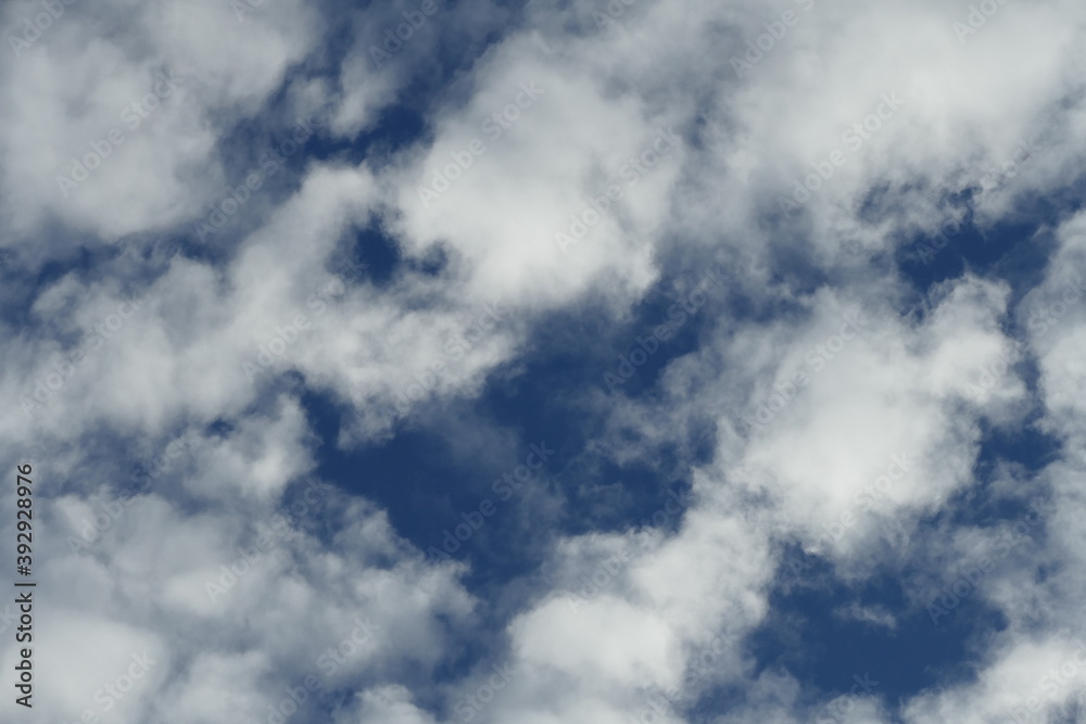 Blau weißer Himmel im Herbst Blau weißer Himmel im Herbst