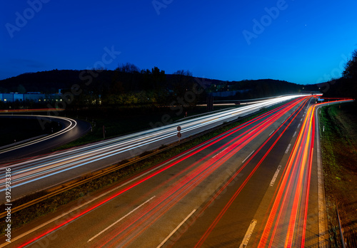 Autobahn Deutschland Nacht Blaue Stunde Langzeitbelichtung Verkehr Licht Spuren Abend Hagen Köln A1 Kurve Abfahrt Auffahrt Anschlusstelle Rush Hour Atmosphäre Mobilität Westfalen Ziel Geschwindigkeit