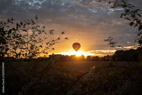 Heißluftballon vor Sonnenuntergang photo