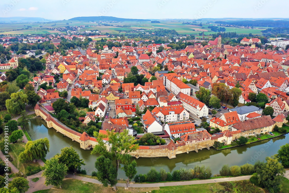 Obraz premium Luftbild von Weißenburg bei schönem Wetter