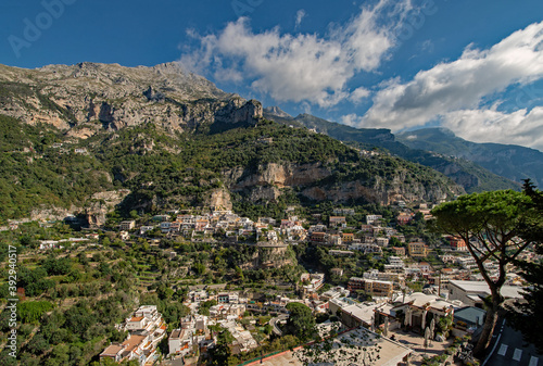 Blick über Positano an der Amalfiküste in Kampanien, Italien 