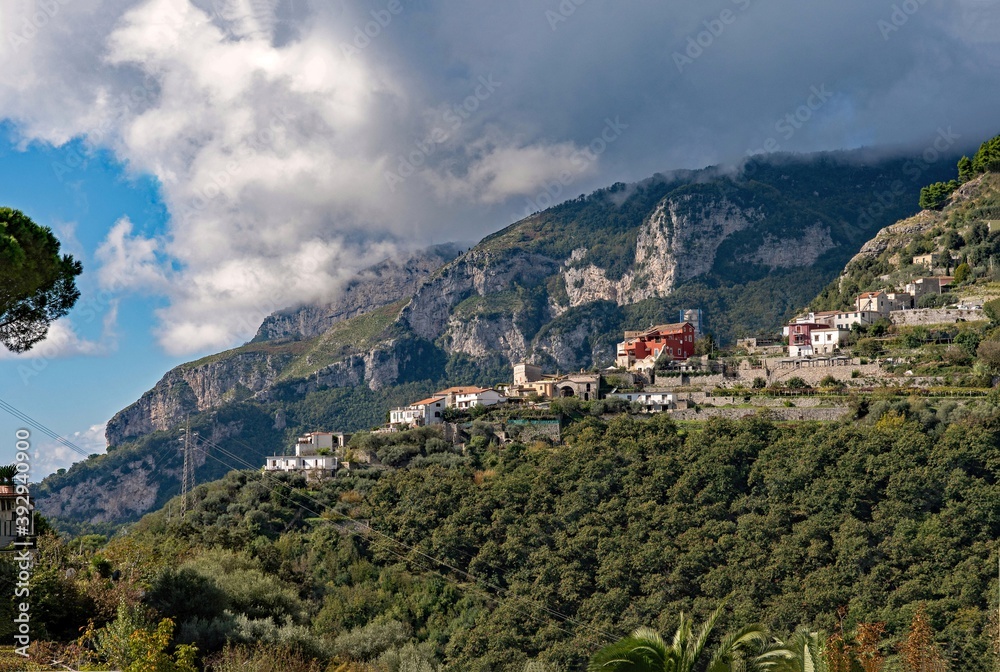 Blick über die Berge bei Ravello an der Amalfiküste in Kampanien, Italien 