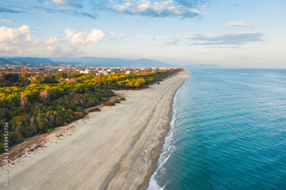 Spiaggia deserta con mare azzurro. Calabria.