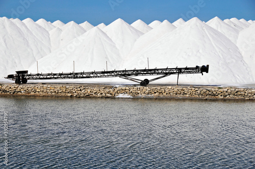 Pilhas de sal marinho em salinas . photo