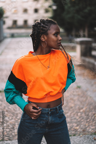 mujer joven urbana