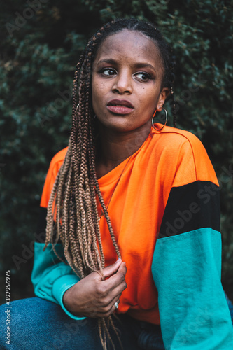mujer joven urbana