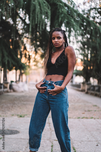 mujer joven urbana