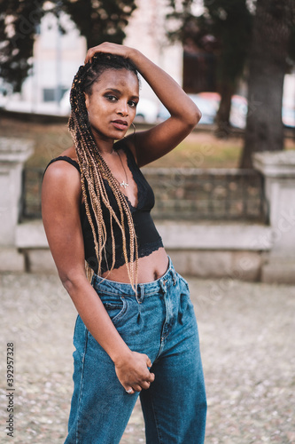 mujer joven urbana