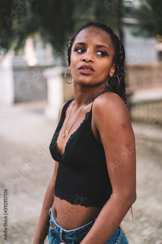 mujer joven urbana