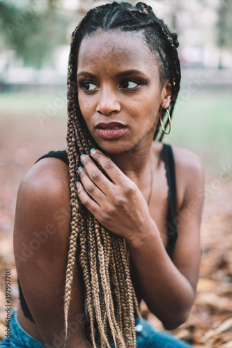 mujer joven urbana