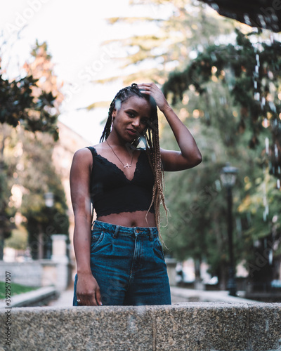 mujer joven urbana