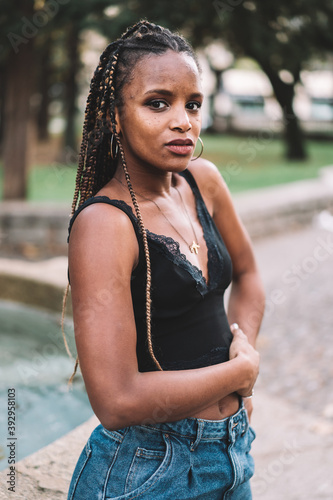 mujer joven urbana