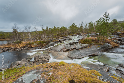 Rzeka w okolicach jeziora Notvatnet Hamarøy (Nordland) w Norwegii