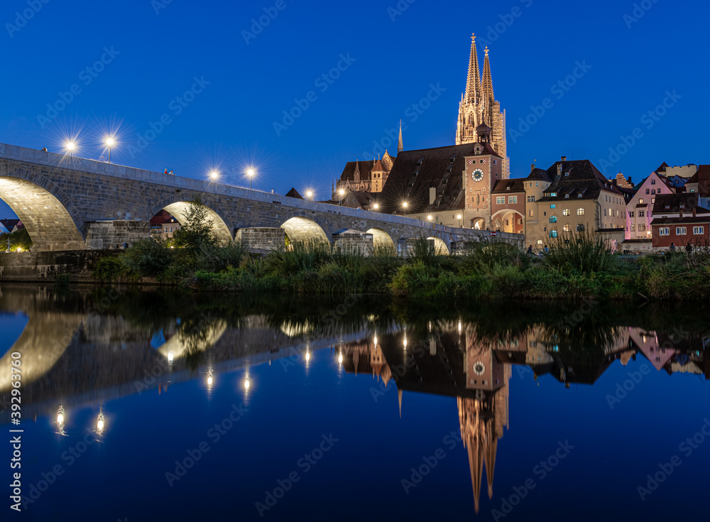 Obraz premium Dom St. Peter mit der Steinernen Brücke in Regensburg