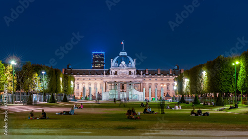 Foto École militaire  und der Tour Montparnasse am Abend