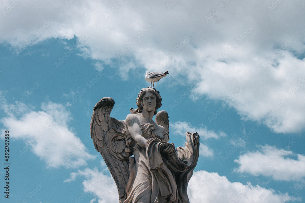 Obraz premium Statue in Rome wit cute bird
