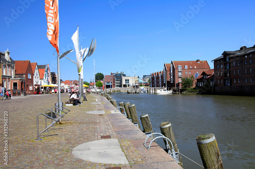 Die Hafenstraße von Husum mit der Hafenanlage. Schleswig, Holstein, Europa
The port road of Husum with the port facility. Schleswig, Holstein, Europe photo