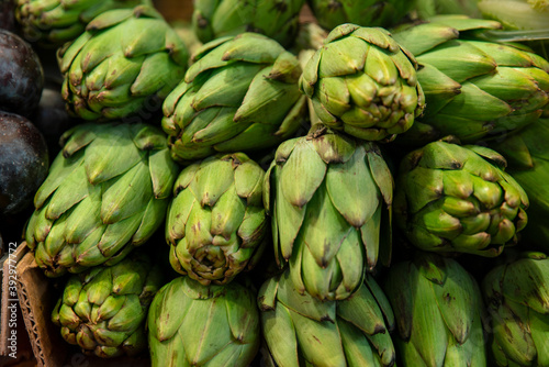 Fototapeta Naklejka Na Ścianę i Meble -  Artichokes in Mercado  at La Boqueria Market