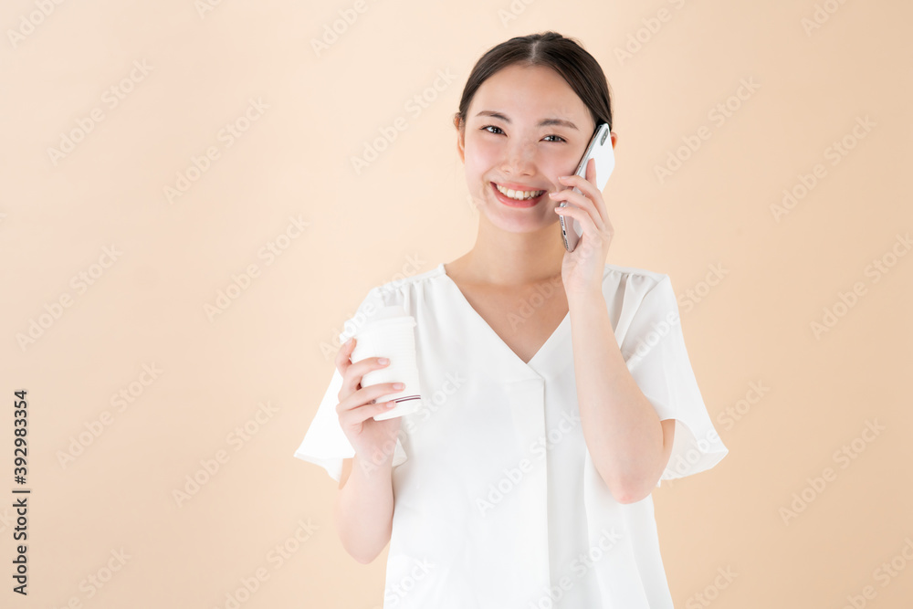 女性　スマートフォン