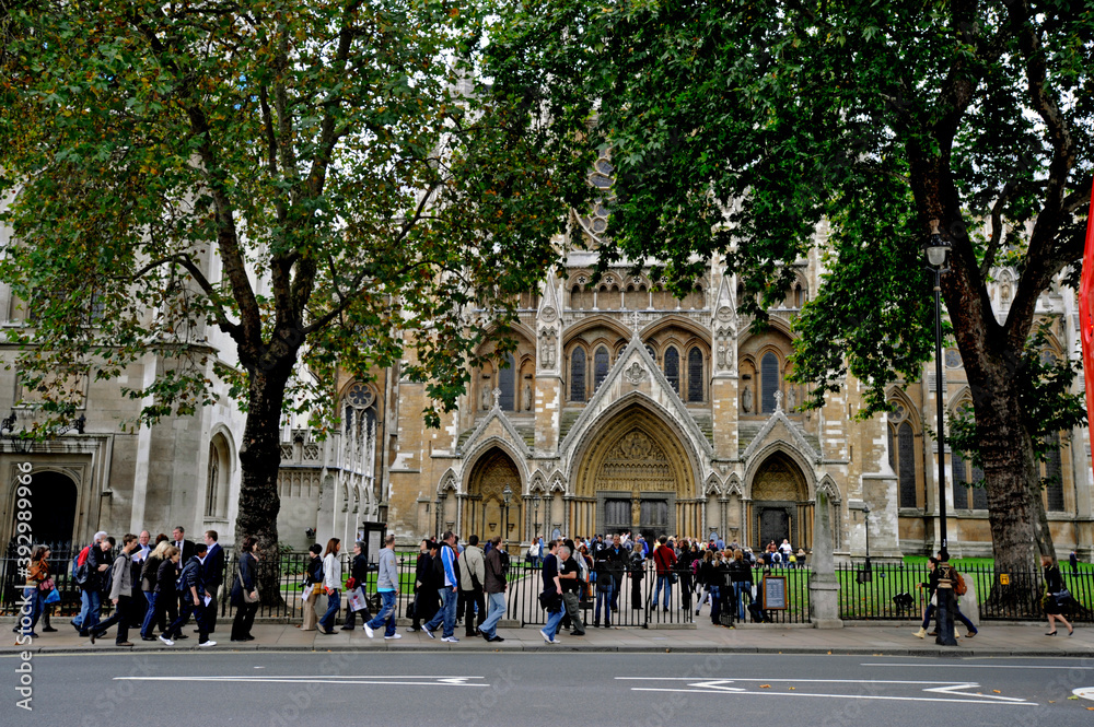 Pessoas na entrada da Abadia de Westminster. Londres. Inglaterra. Europa