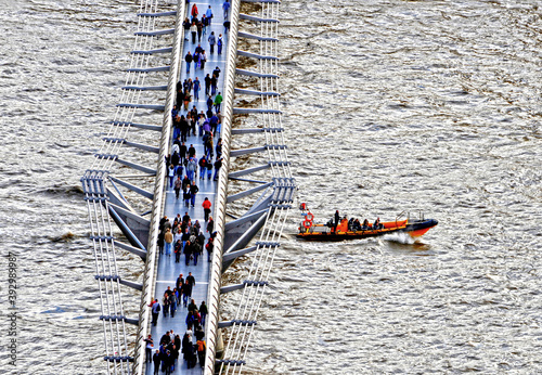 Ponte Millenium Bridge sobre o Rio Tâmisa. Londres. Inglaterra. Europa photo