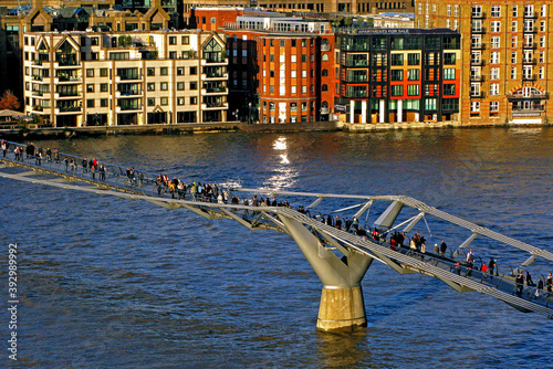 Ponte Millenium Bridge sobre o Rio Tamisa. Londres. Inglaterra. Europa photo