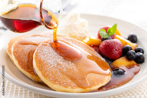 Photos 生クリームとフルーツたっぷりパンケーキ