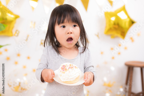 3歳の誕生日会を祝う子どもと手作りバースデーケーキ