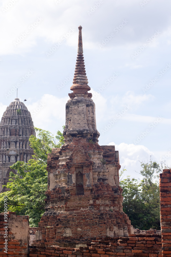 Wat Mahathat (Phra Nakhon Si Ayutthaya Province) Old temple ruins and ancient ruins are important archaeological sites of Thailand.
