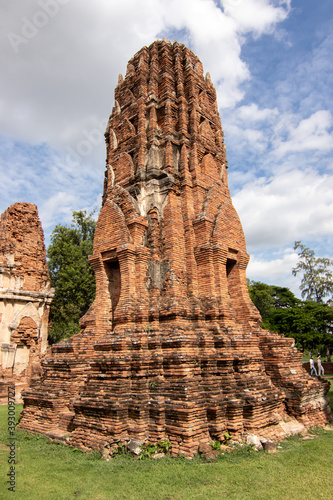 Wat Mahathat (Phra Nakhon Si Ayutthaya Province) Old temple ruins and ancient ruins are important archaeological sites of Thailand.