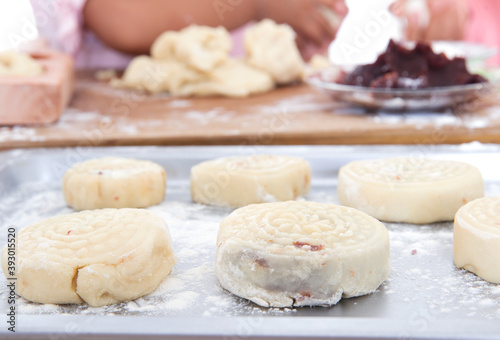 Make Mid-Autumn Festival gourmet mooncakes waiting to be baked