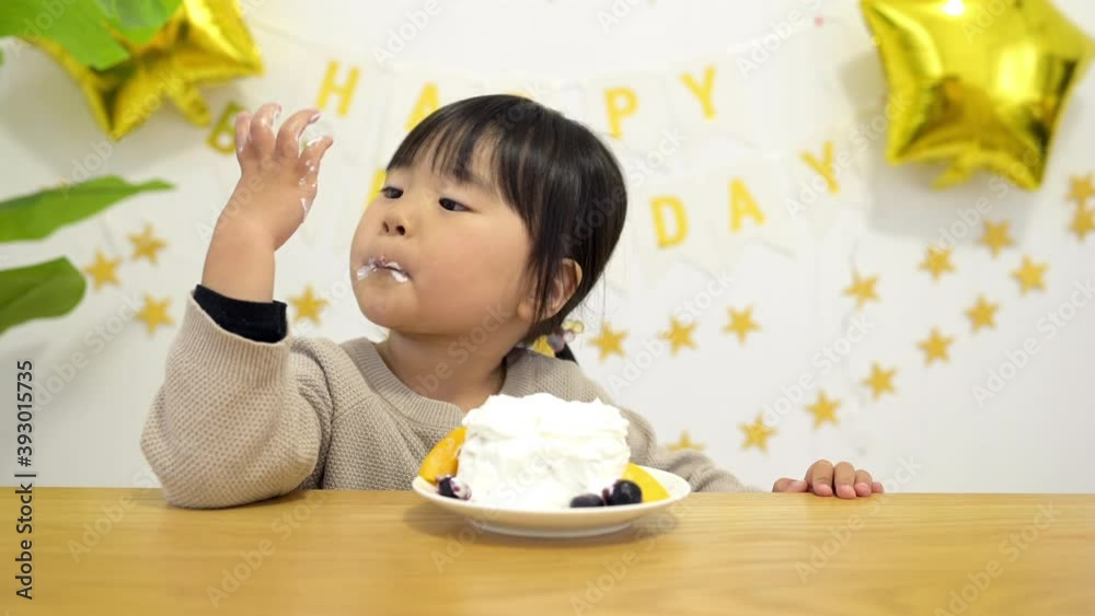 3歳の誕生日会を祝う子どもと手作りバースデーケーキ