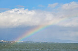 滋賀県の琵琶湖と虹