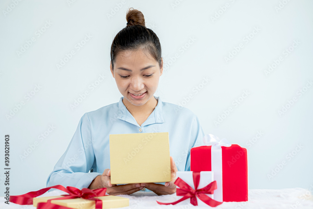 Asian women happy to open surprise boxes are stunned with excitement, joy, and smile on holidays, Christmas, birthday, or Valentine's Day concept Asian women happy to open surprise boxes are stunned with excitement, joy, and smile on holidays, Christmas, birthday, or Valentine's Day concept